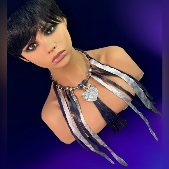 ONE LOVE ❤️ NECKLACE - Picture 1 of 6